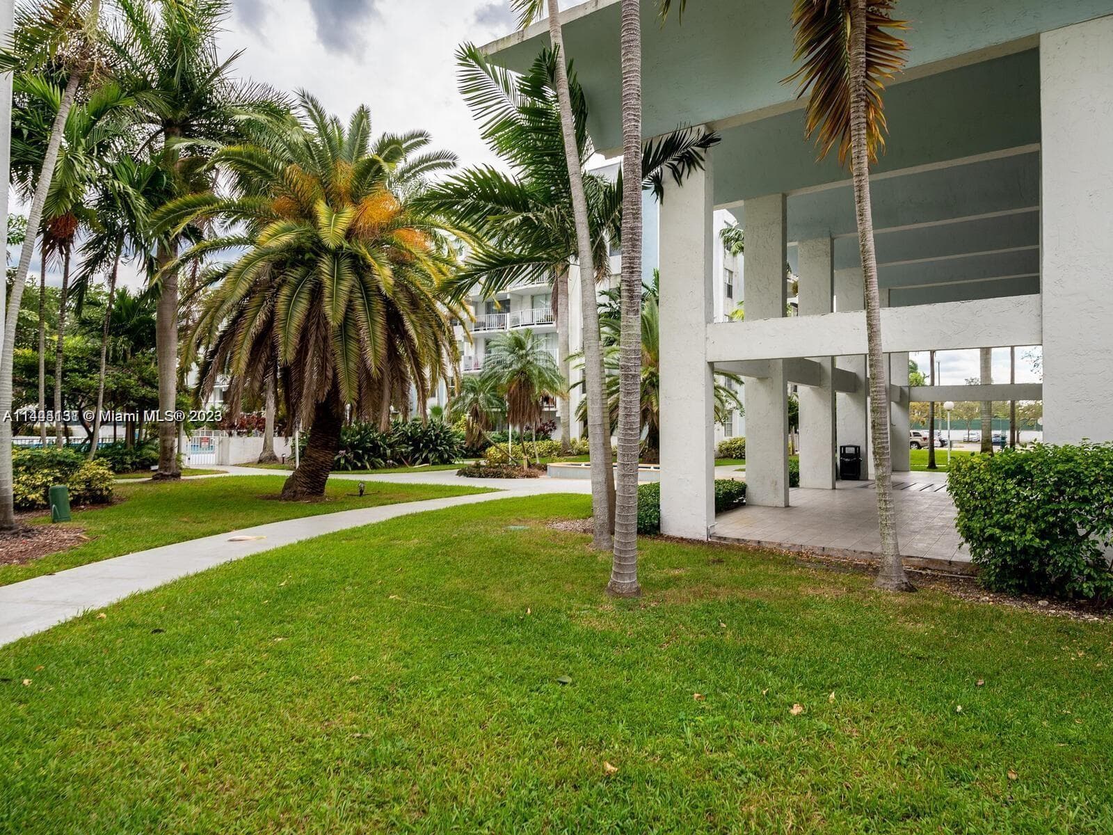 496 NW 165th St Rd # D112, Miami, FL 33169 photo 2