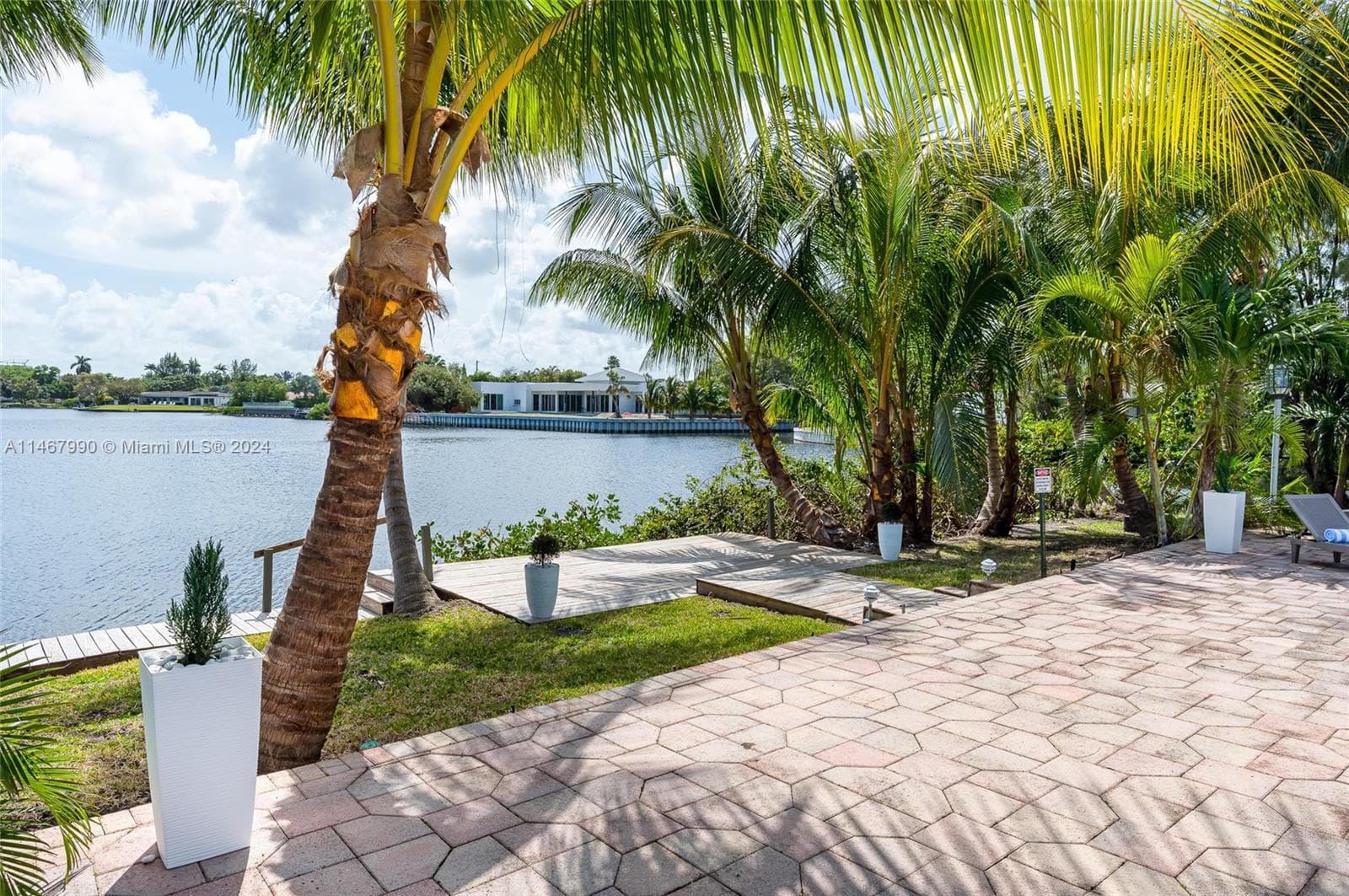 2500 NE 199th St, Miami, FL 33180 photo 2
