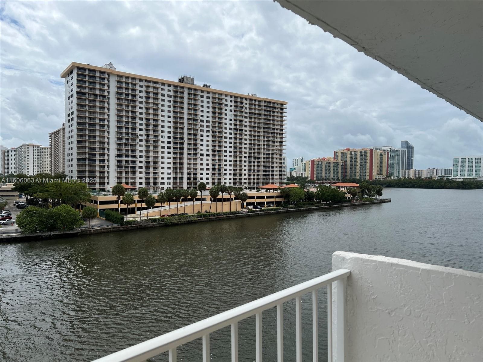 4000 NE 170th St # 604, North Miami Beach, FL 33160 photo 2