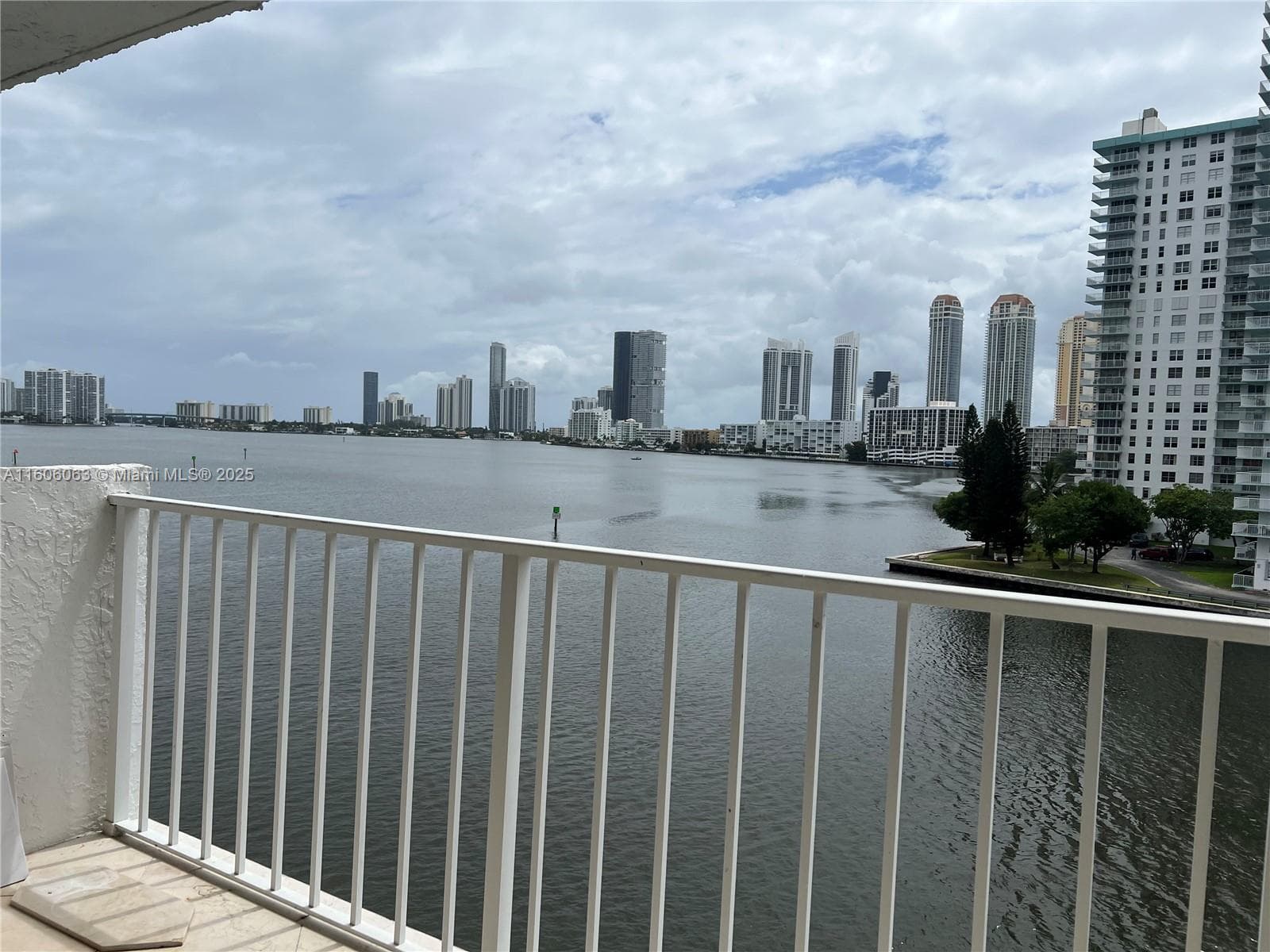 4000 NE 170th St # 604, North Miami Beach, FL 33160 photo 3