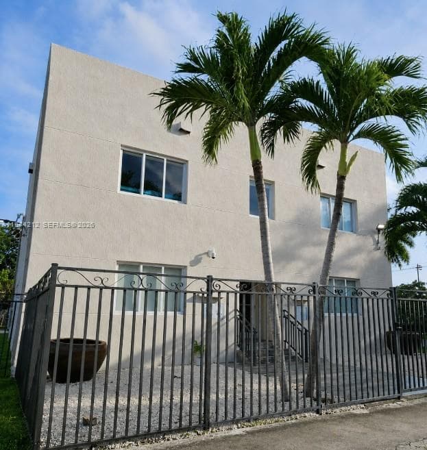 2500 NE 192nd St, Miami, FL 33180 photo 2