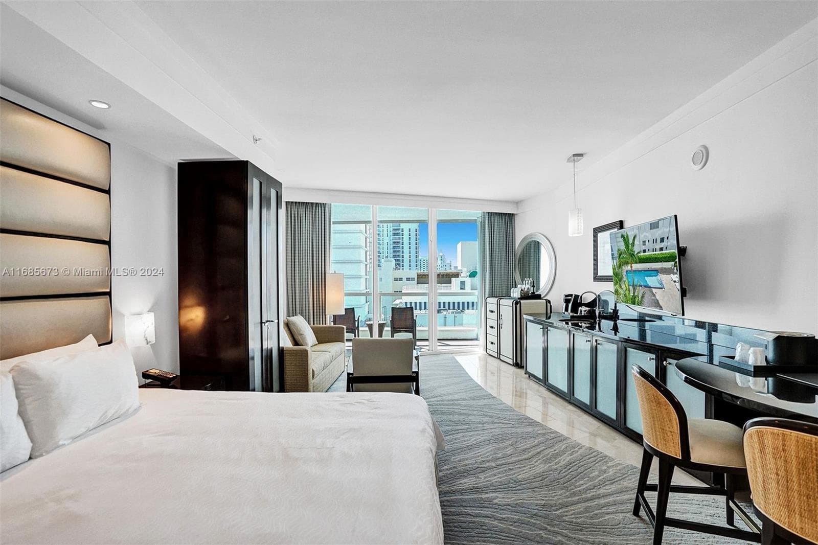 4391 Collins Ave # 915, Miami Beach, FL 33140 photo 2