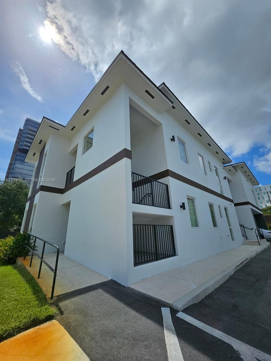 210 SE 10th St, Hallandale Beach, FL 33009 photo 2