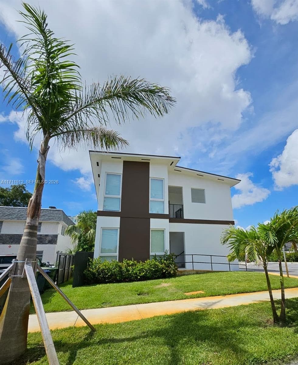 210 SE 10th St, Hallandale Beach, FL 33009 photo 3
