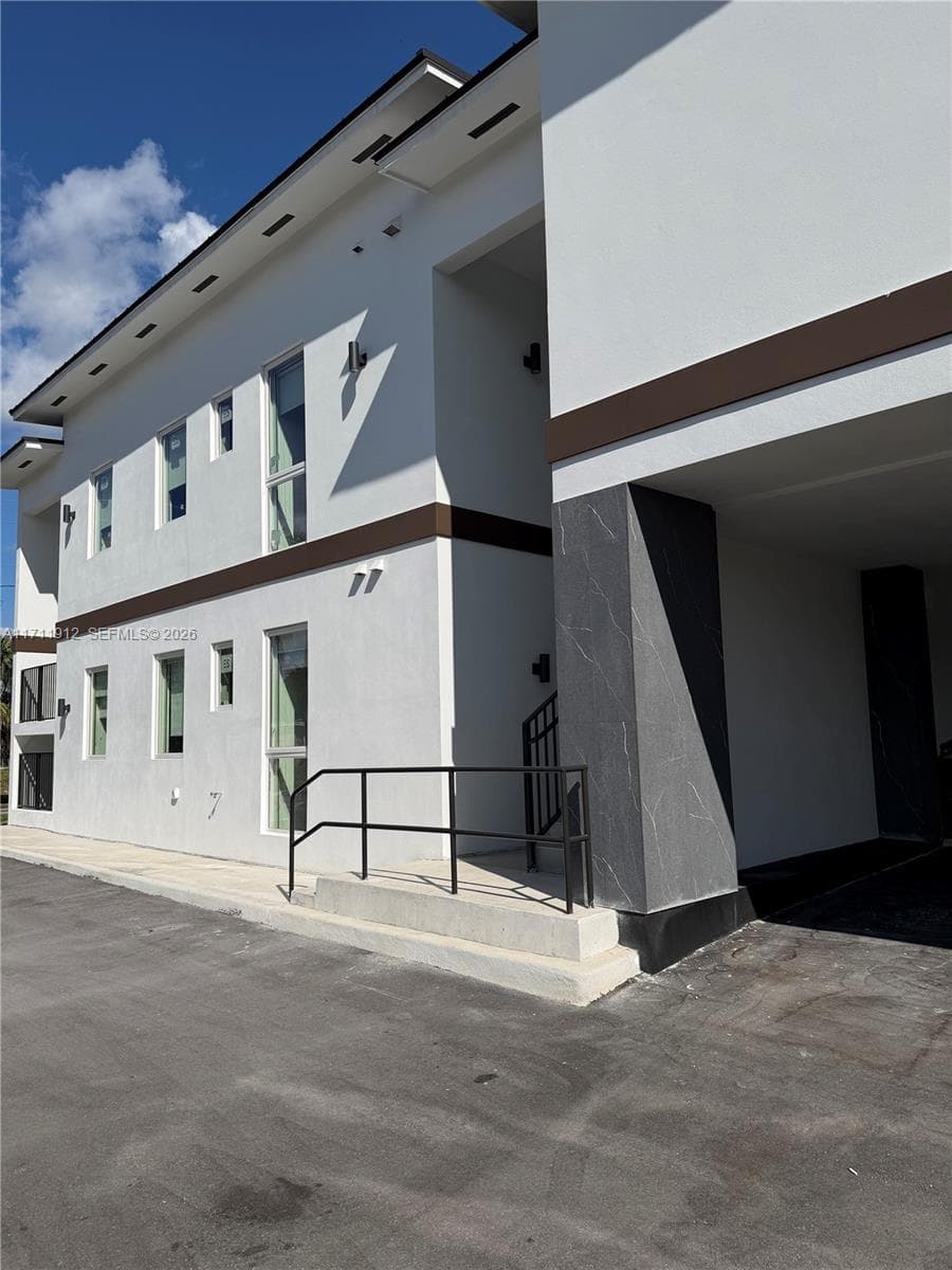210 SE 10th St, Hallandale Beach, FL 33009 photo 5