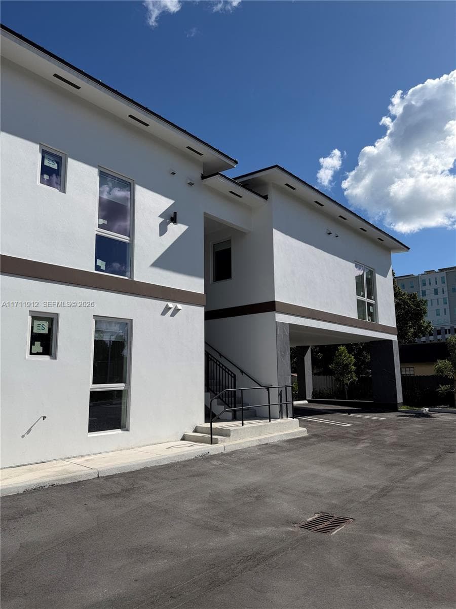 210 SE 10th St, Hallandale Beach, FL 33009 photo 4