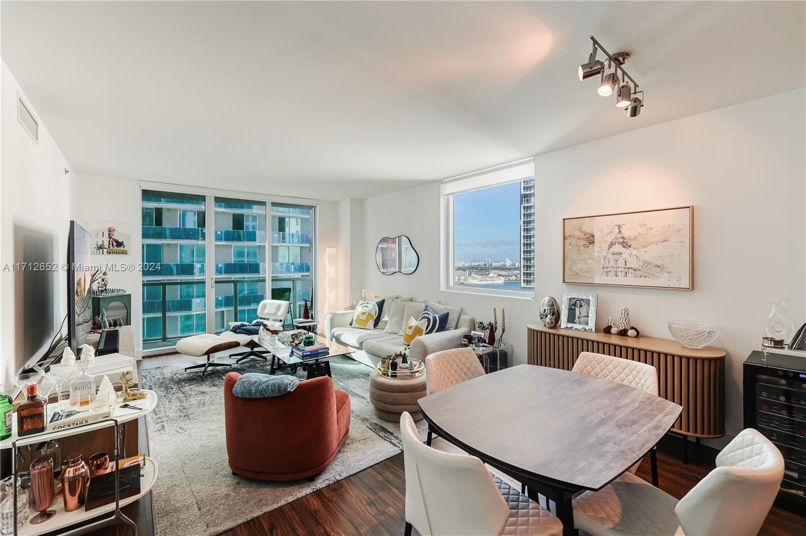 55 SE 6th St # 3407, Miami, FL 33131 photo 2