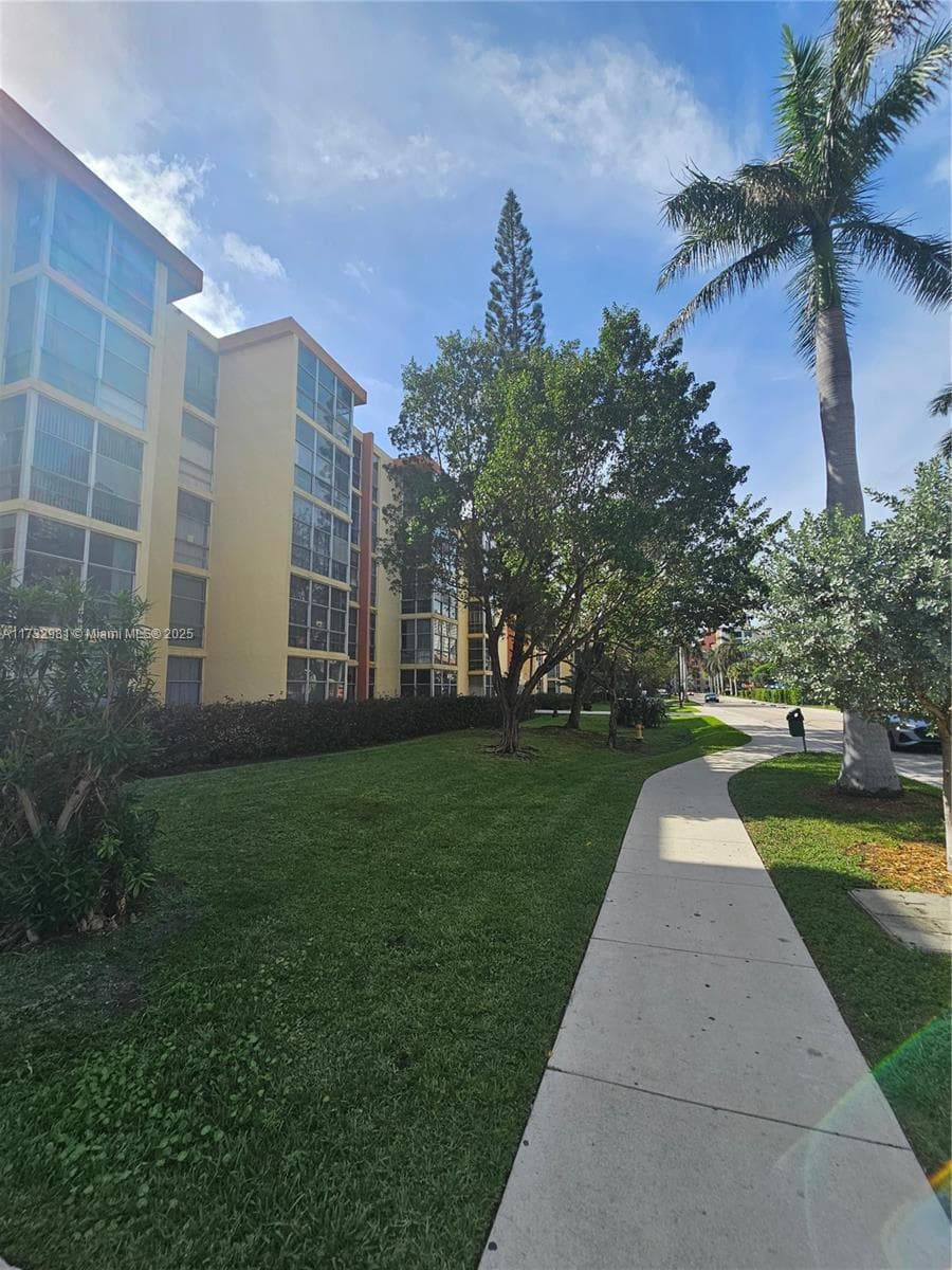 200 172nd St # 102, Sunny Isles Beach, FL 33160 photo 2