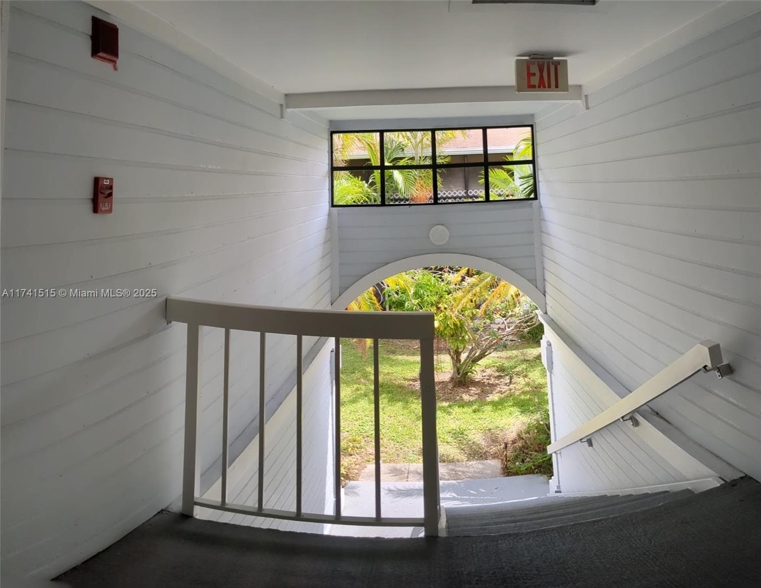 917 NE 199th St # 206, Miami, FL 33179 photo 2