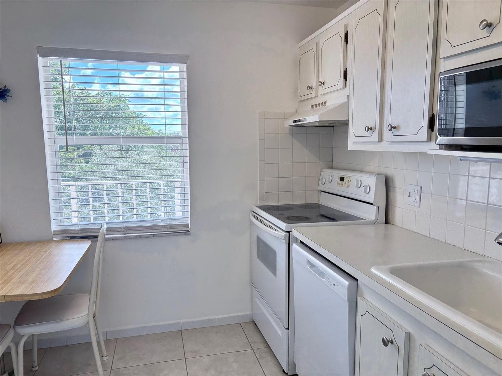 1055 Country Club Drive # 404, Margate, FL 33063 photo 4