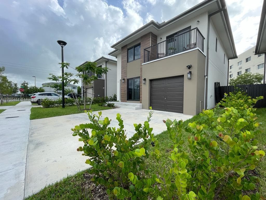 302 NW 11th Ct, Florida City, FL 33034 photo 2