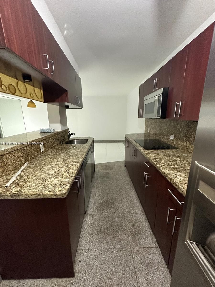 1100 NE 1st Ct # 105, Hallandale Beach, FL 33009