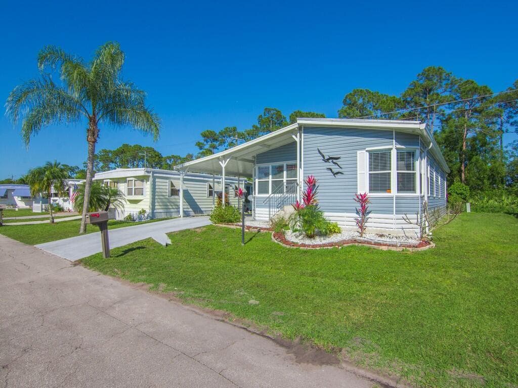 22 Mediterranean East Boulevard E, Port St. Lucie, FL 34952 photo 2
