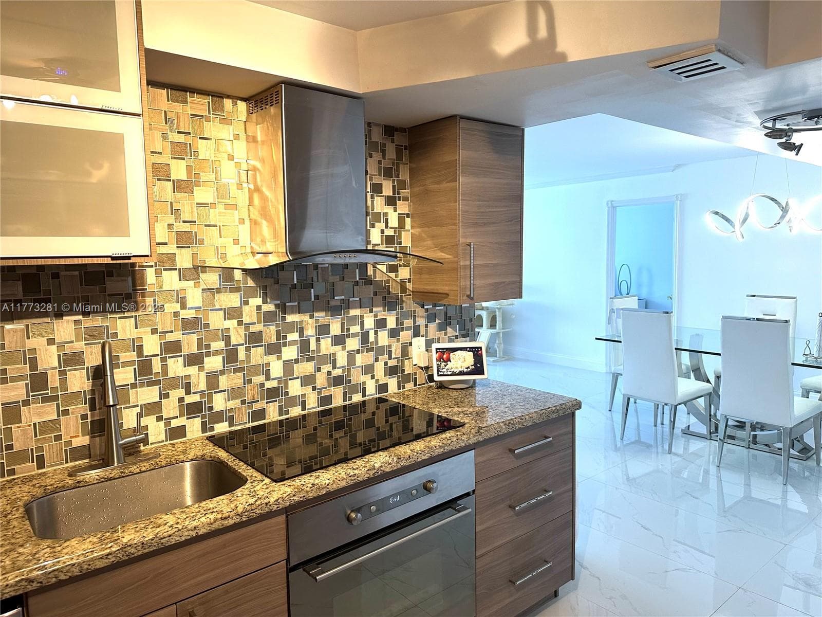 427 Golden Isles Dr # 5G, Hallandale Beach, FL 33009