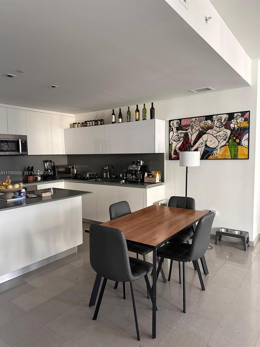 88 SW 7th St # 810, Miami, FL 33130 photo 2