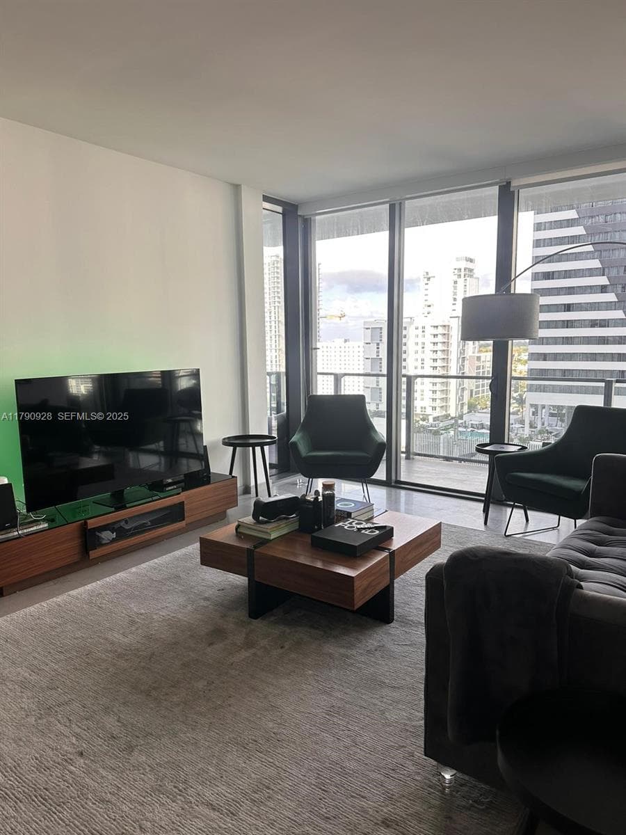 88 SW 7th St # 810, Miami, FL 33130 photo 3