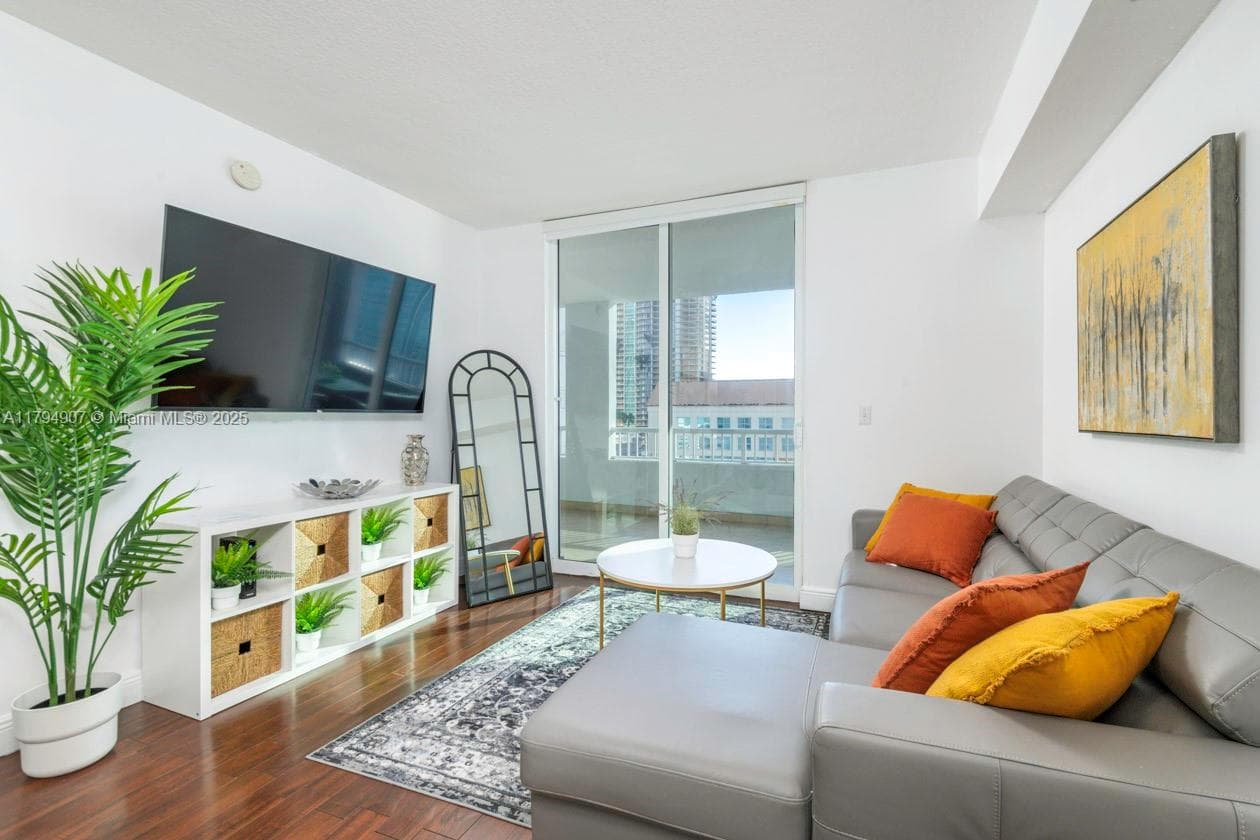 170 SE 14th St # 1905, Miami, FL 33131