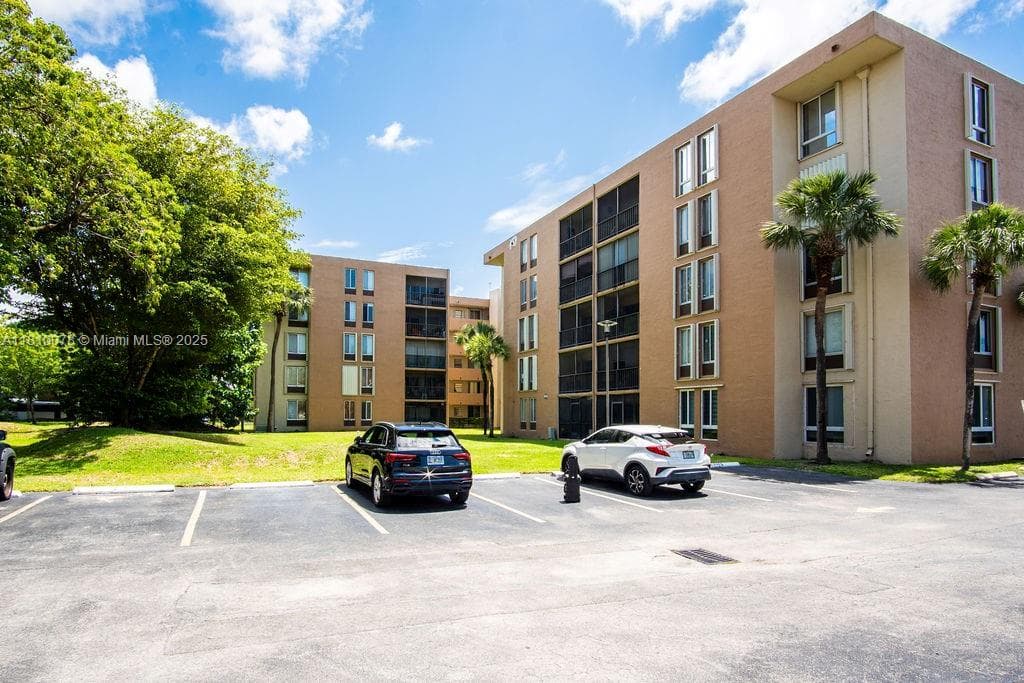 9110 Fontainebleau Blvd # 502, Miami, FL 33172 photo 2