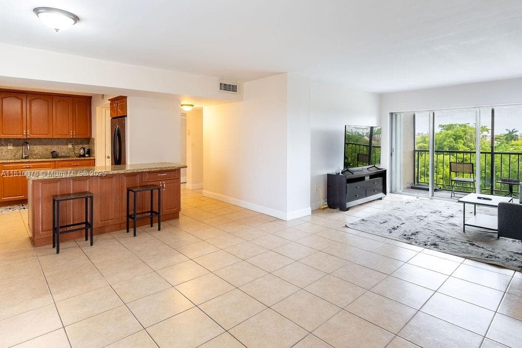 9110 Fontainebleau Blvd # 502, Miami, FL 33172 photo 3