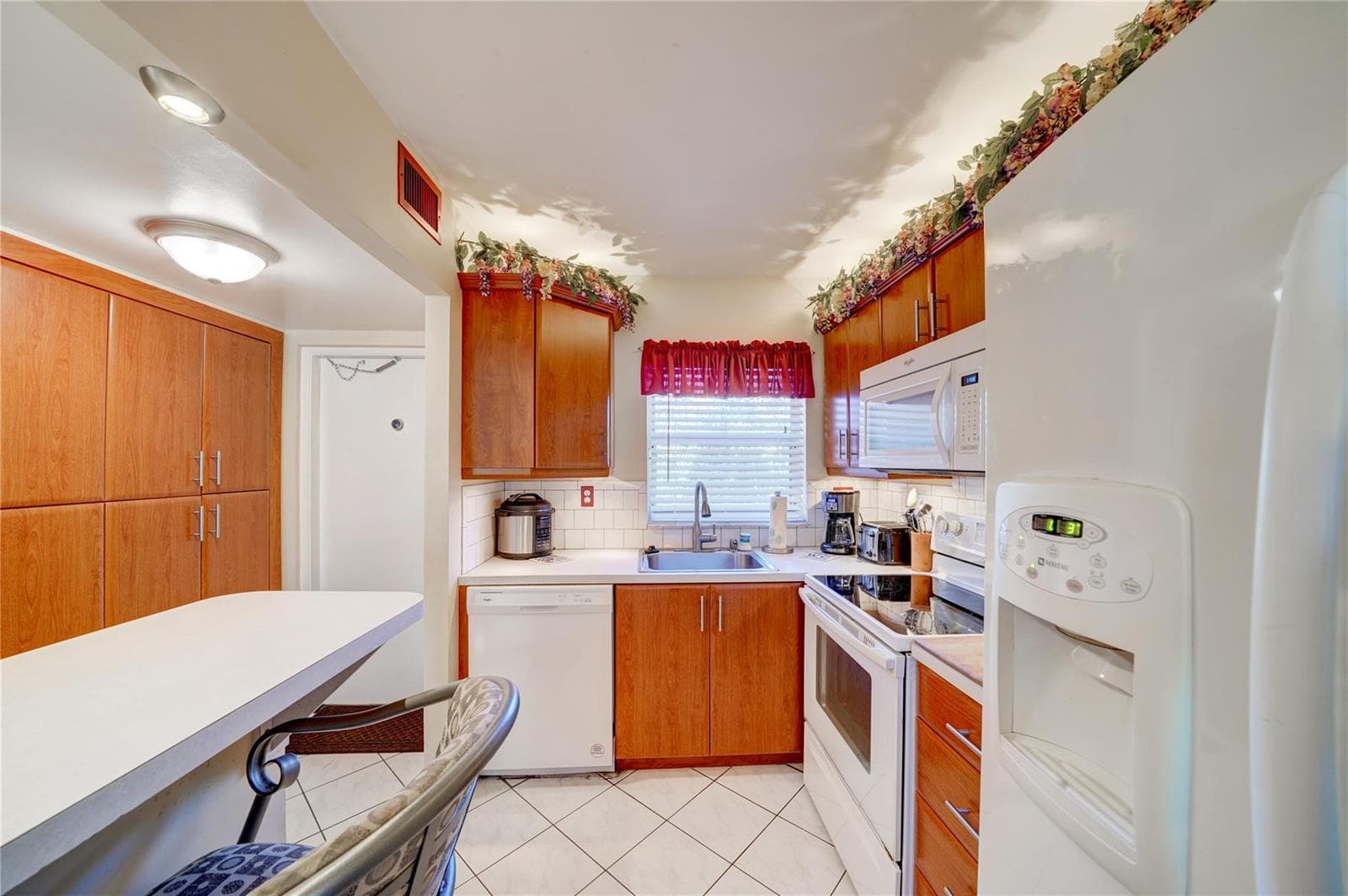 9440 Sunrise Lakes Boulevard # 312, Sunrise, FL 33322 photo 2