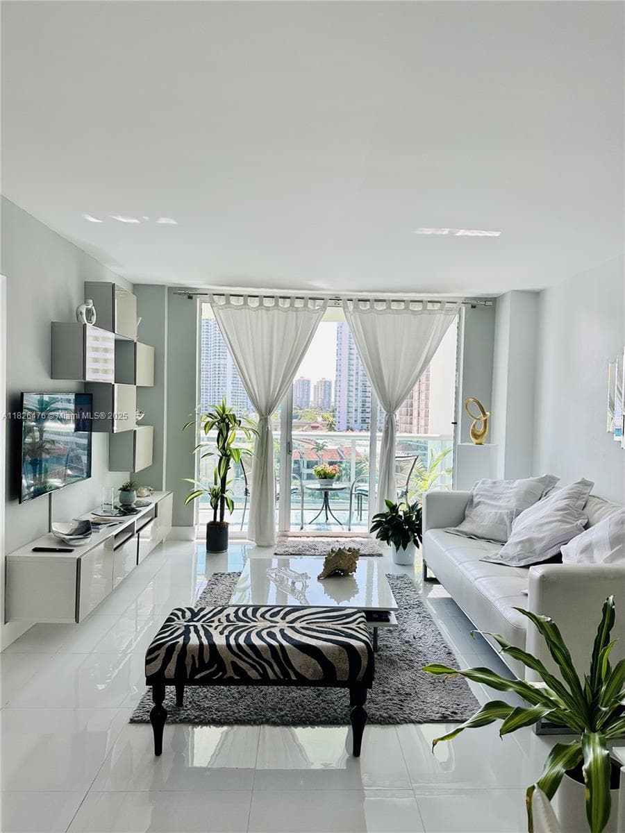 19390 Collins Ave # 911, Sunny Isles Beach, FL 33160 photo 3