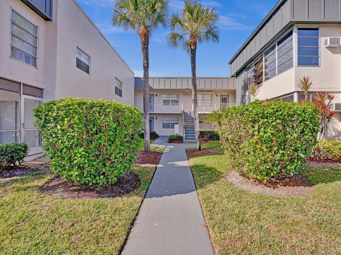 298 Burgundy G, Delray Beach, FL 33484 photo 3