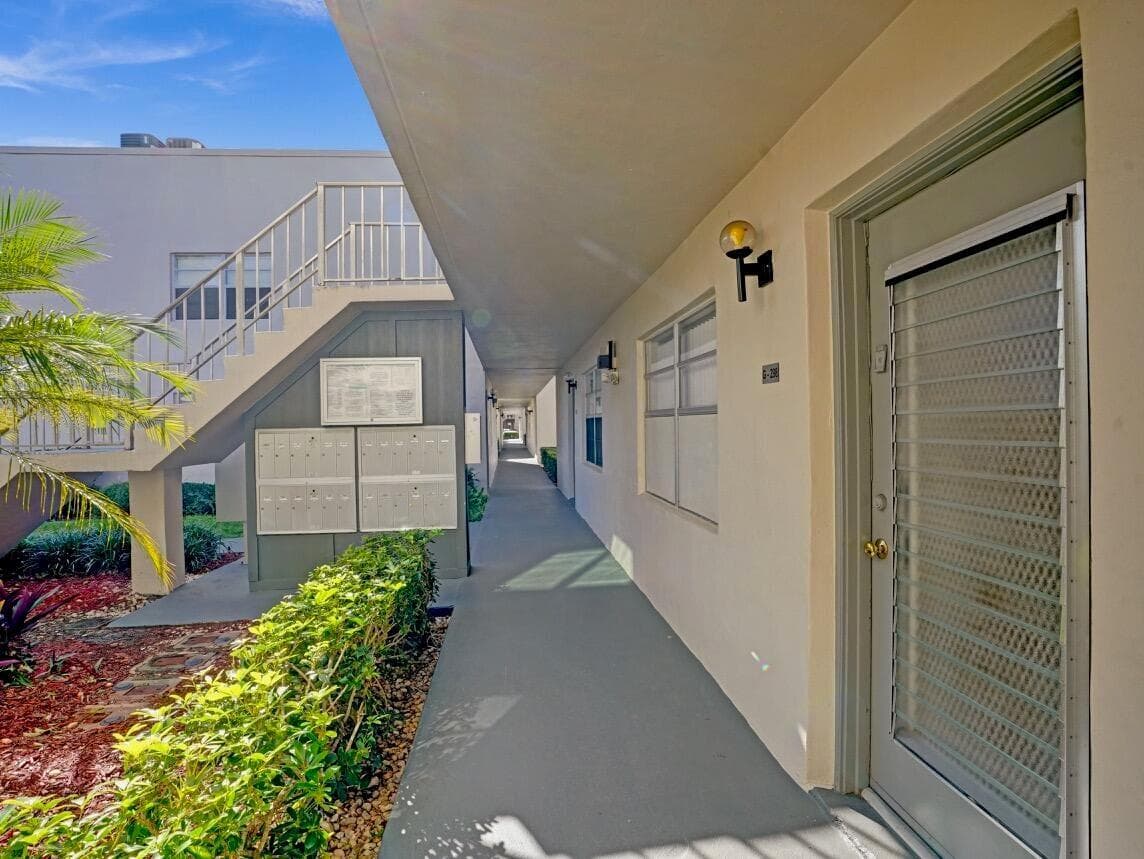 298 Burgundy G, Delray Beach, FL 33484 photo 5