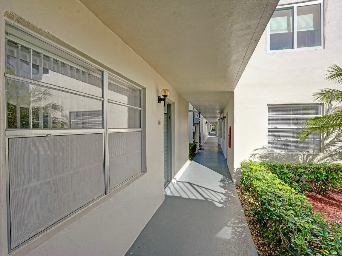 298 Burgundy G, Delray Beach, FL 33484 photo 4