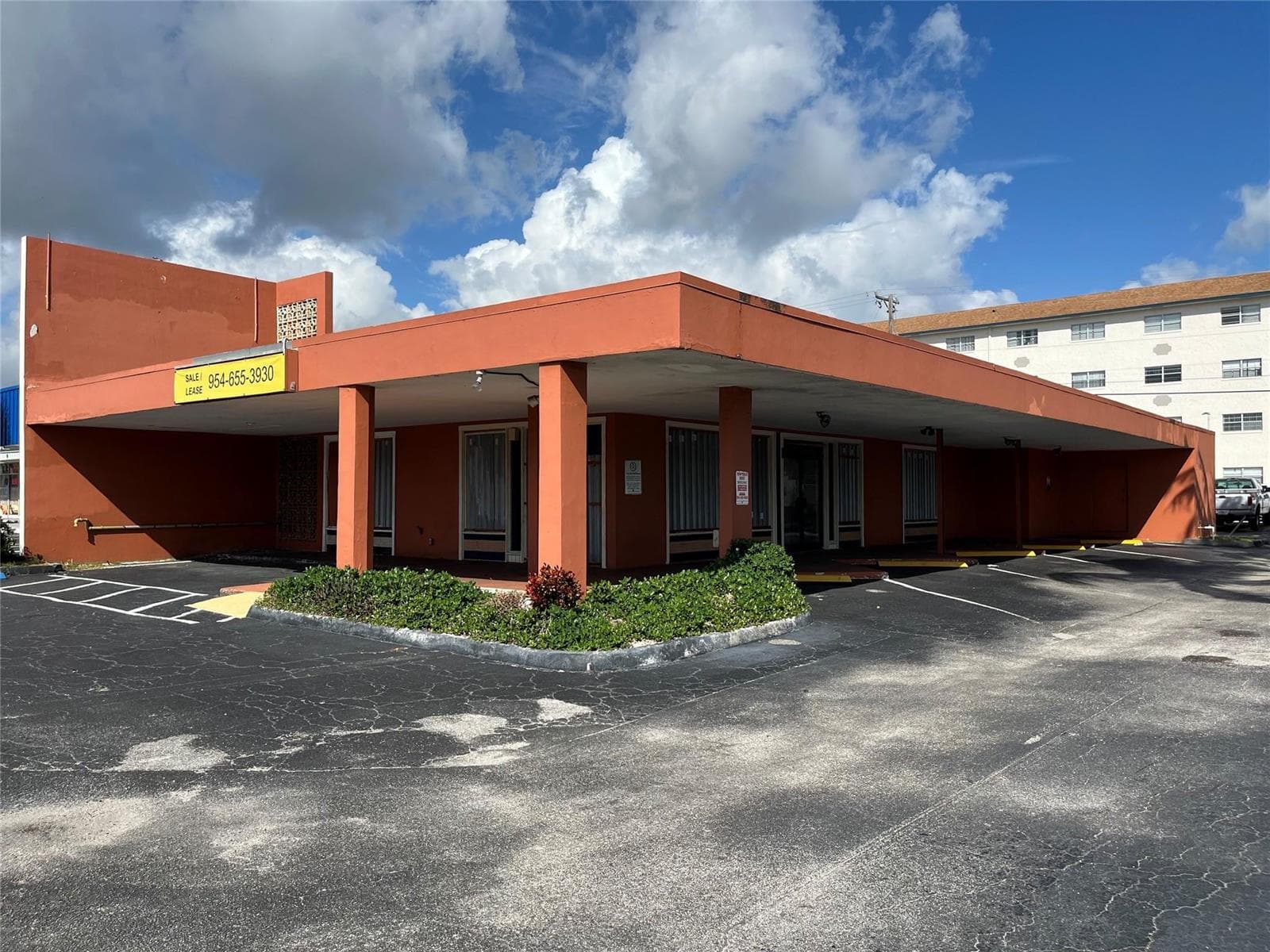 1361 E Commercial Boulevard, Oakland Park, FL 33334