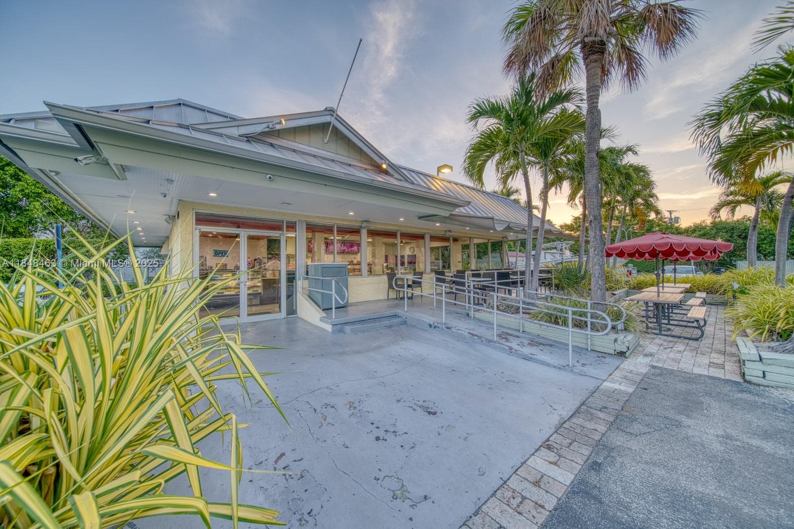 Bakery / Restaurant For Sale On Dixie HWY, Miami, FL 33157