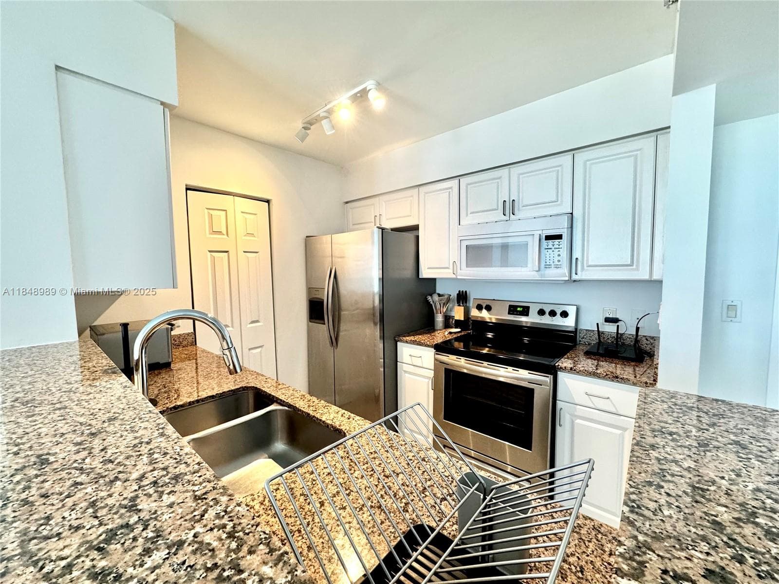 1155 Brickell Bay Dr # 906, Miami, FL 33131 photo 2
