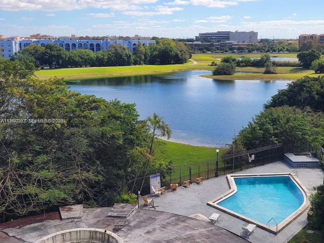 9682 Fontainebleau Blvd # 401, Miami, FL 33172 photo 2