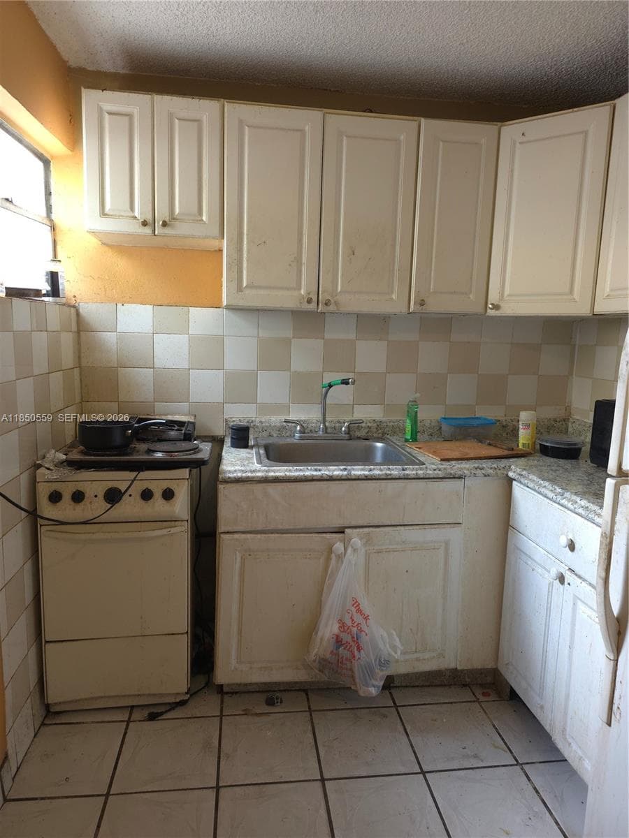 163 NW 18th Ct, Miami, FL 33125 photo 5