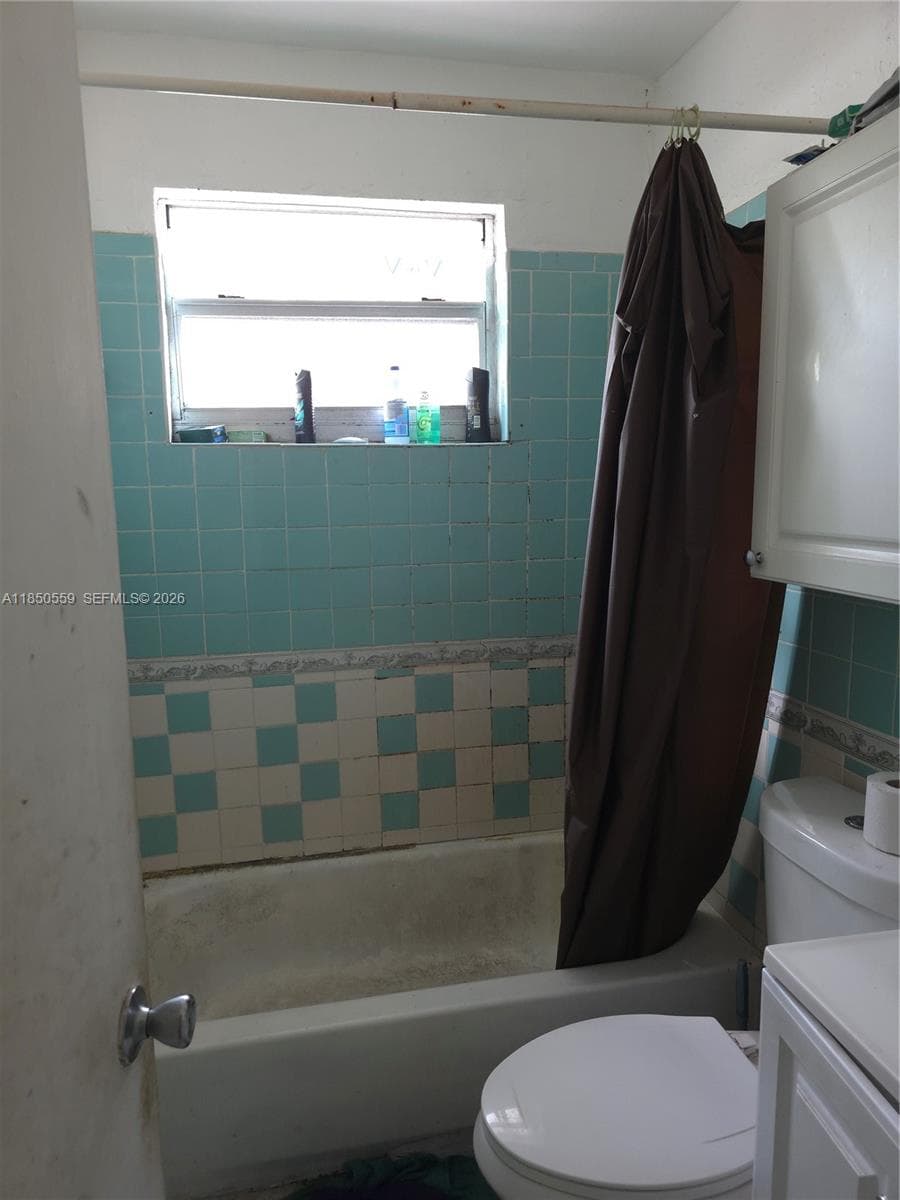 163 NW 18th Ct, Miami, FL 33125 photo 4