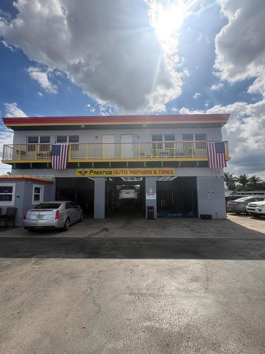 250 NE 44th St, Oakland Park, FL 33334