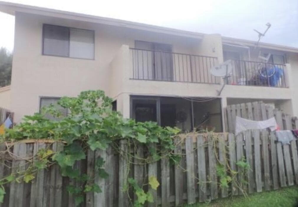 200 Nottingham Circle # J, FL 33463 photo 3