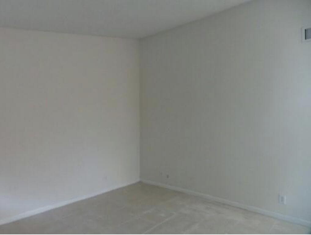 200 Nottingham Circle # J, FL 33463 photo 4