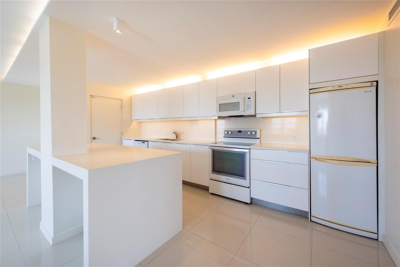 2555 NE 11th Street # 902, Fort Lauderdale, FL 33304 photo 4