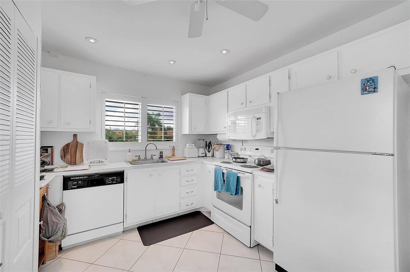 9481 Sunrise Lakes Boulevard # 310, Sunrise, FL 33322 photo 3