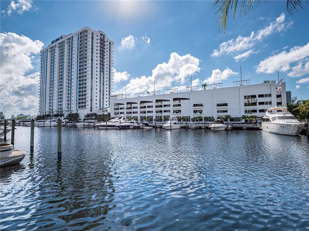 17111 Biscayne Boulevard # 2105 + 1 BOAT SLIP 100 ft, North Miami Beach, FL 33160 photo 3