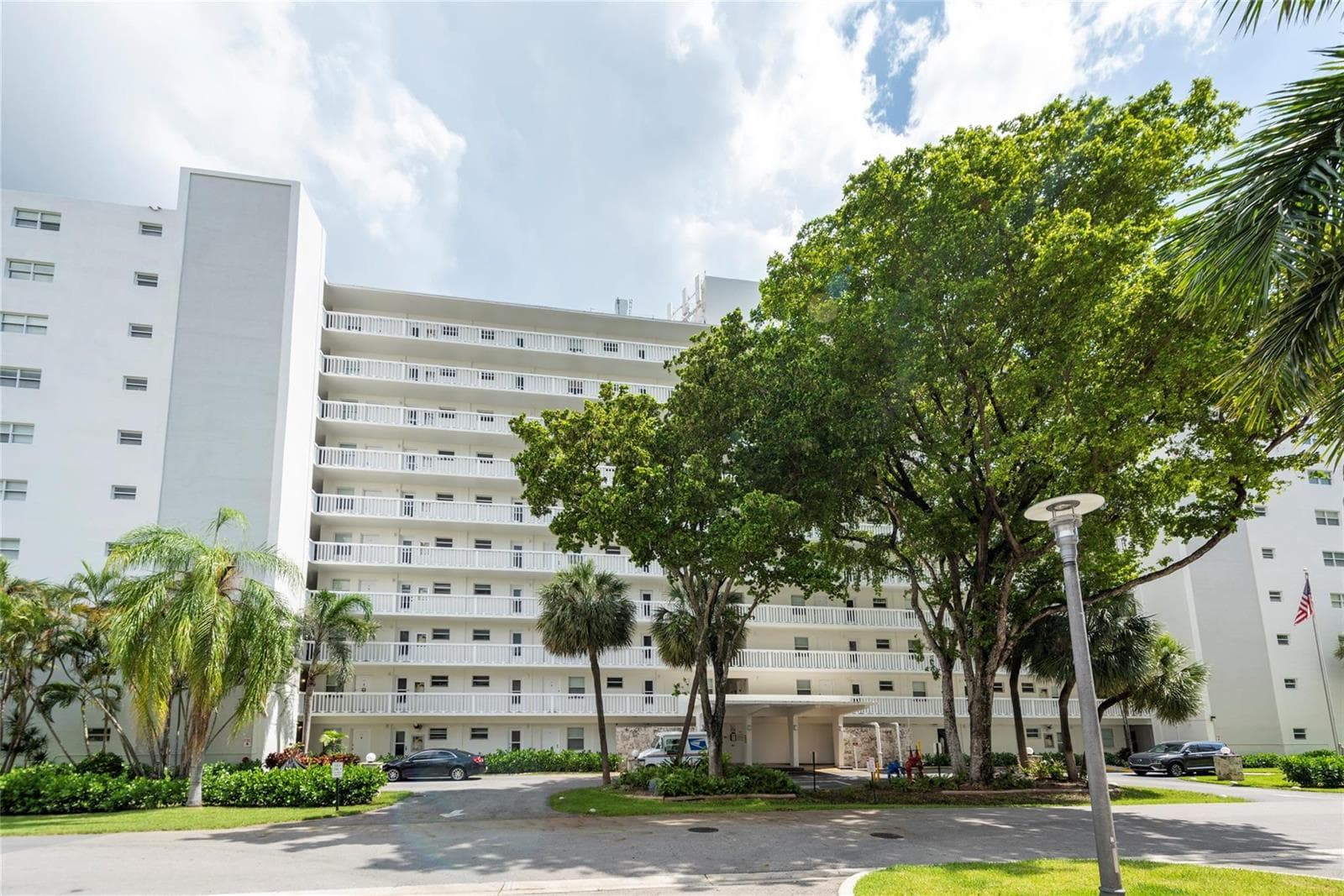 2555 NE 11th Street # 302, Fort Lauderdale, FL 33304 photo 2