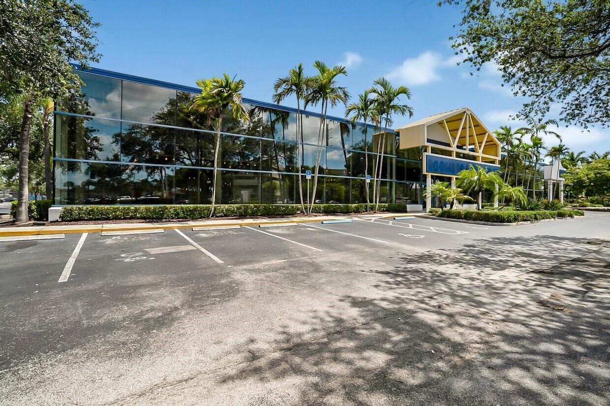 1605 W Oakland Park Boulevard, Oakland Park, FL 33311 photo 2