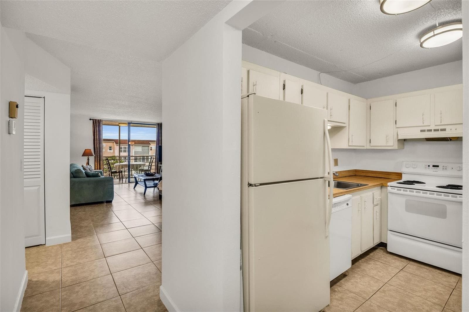 2840 Somerset Drive # 403, Lauderdale Lakes, FL 33311 photo 3