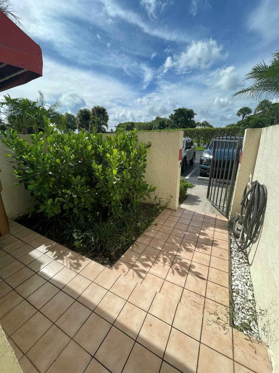 307 Liberty Court, Deerfield Beach, FL 33442 photo 3
