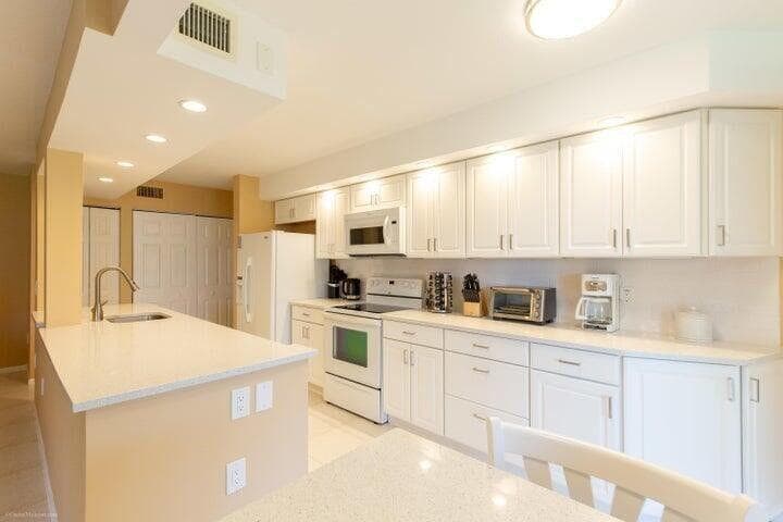 110 Half Moon Circle # E2, Hypoluxo, FL 33462 photo 2