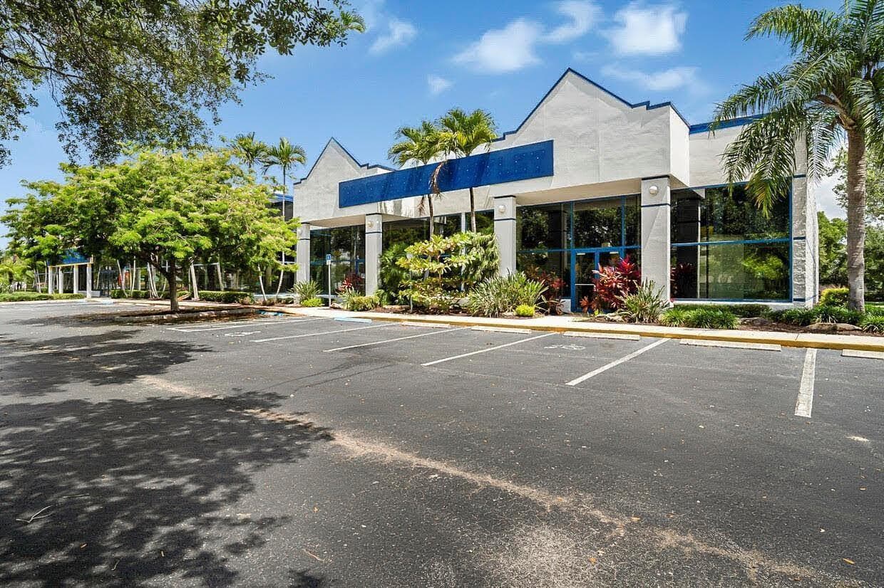 1605 W Oakland Park Boulevard, Oakland Park, FL 33311 photo 4