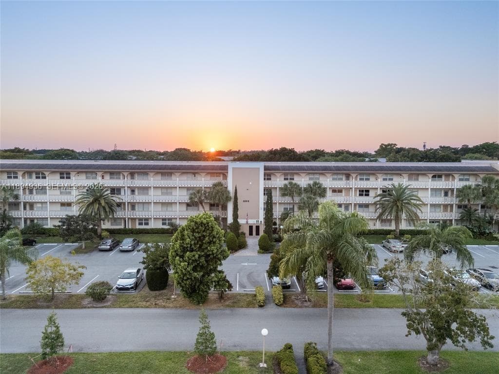 2202 Lucaya Bnd # L3, Coconut Creek, FL 33066 photo 2