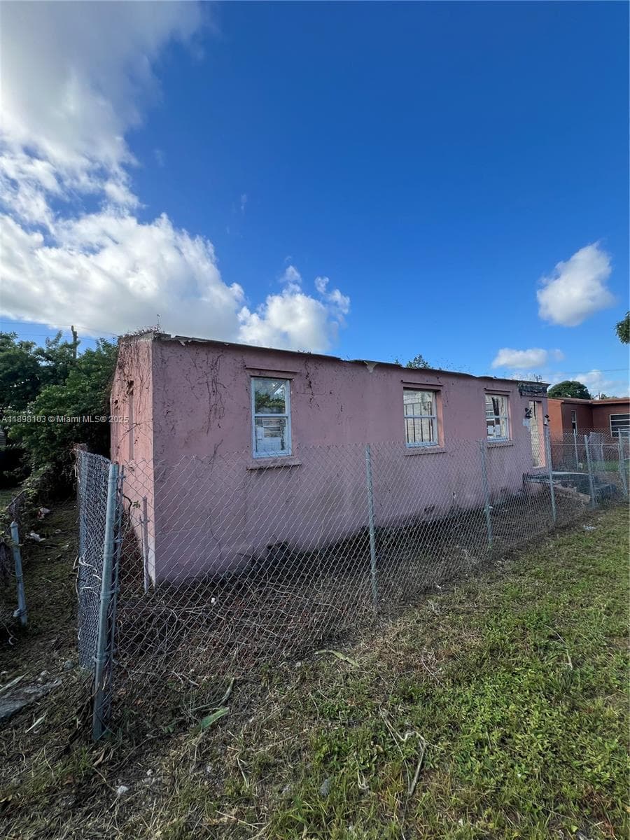 2122 Dewey St, Hollywood, FL 33020 photo 2