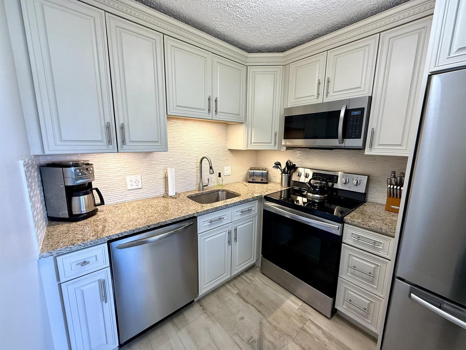 359 Oakridge T, Deerfield Beach, FL 33442 photo 2
