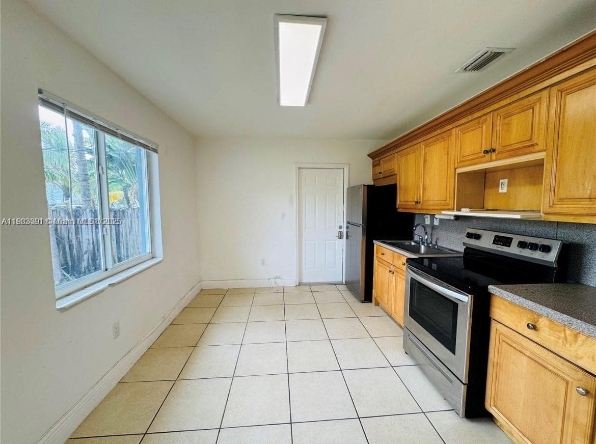 2540 NE 181st St, North Miami Beach, FL 33160 photo 2